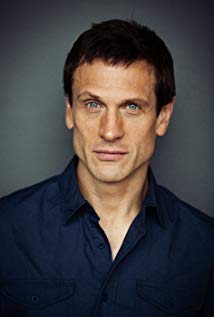 How tall is Simon Merrells?